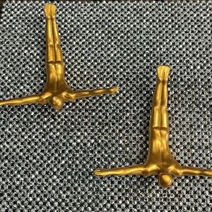 2 Gold wall divers 7x7 inches gold in color 
Price is for 2